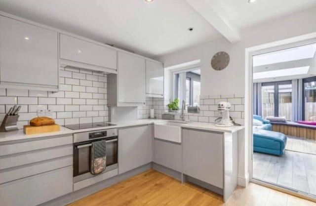 Modern 3 bed Sleeps 6 with Hot tub