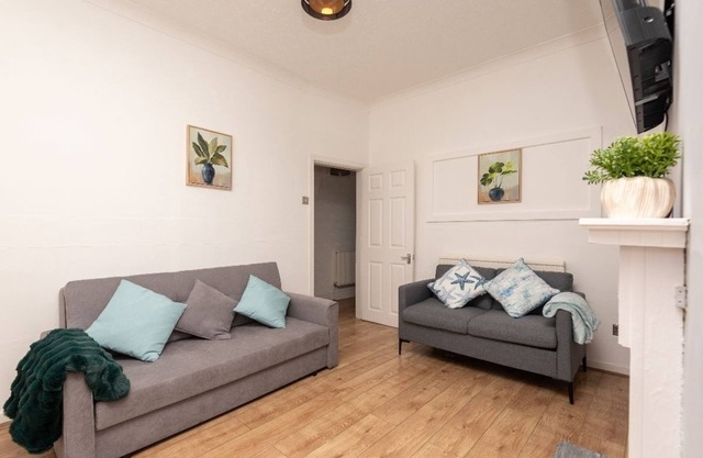 Modern 3-Bed Sleeps 8