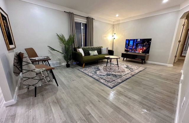 Modern 3-bedroom house with WiFi and AC in North Rosedale Park