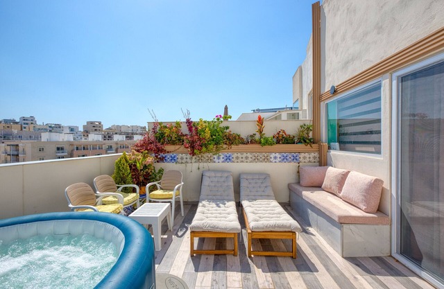 Modern 3 bedroom with Jacuzzi and terrace MCAR1-1
