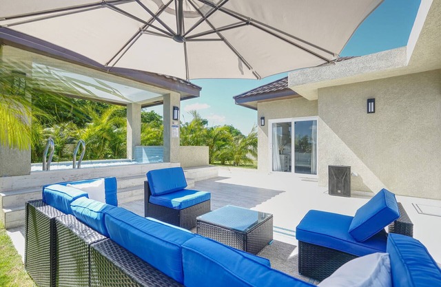 Modern 3 bedrooms with king size bed and hot tub