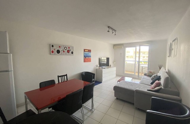 Modern 3-Room Apartment with Loggia, Sleeps 6, Close to the Beach