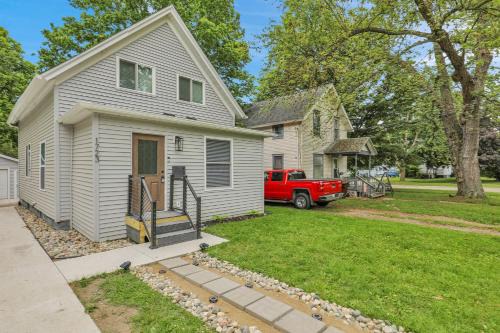 Modern 3BDRM Near Downtown & MSU