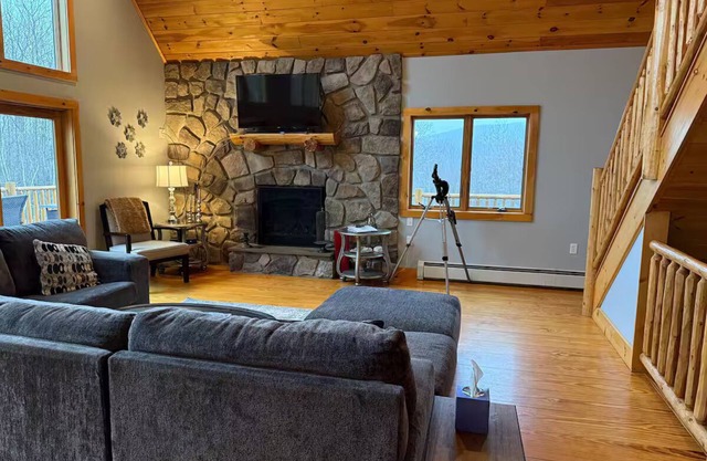 Modern 3BR/4BA Windham chalet w/hot tub, views & mins to ski, bars, dining!