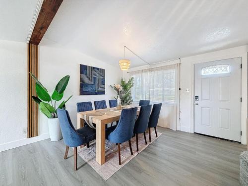 Modern 3BR Retreat with Pool & Fire Pit