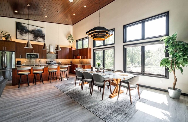 Modern 4 BD/4 BA, MIL Suite, Near Amenities & Lake