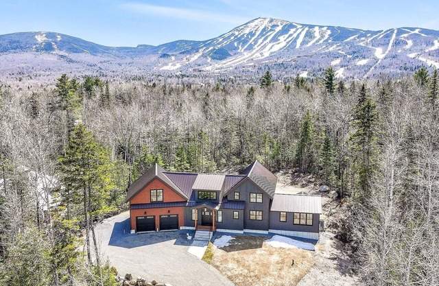 Modern 4-bedroom house with WiFi and AC in fabulous Carrabassett Valley
