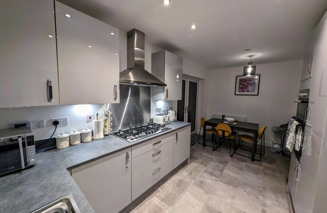 Modern 4 bed house in Newport, home away from home