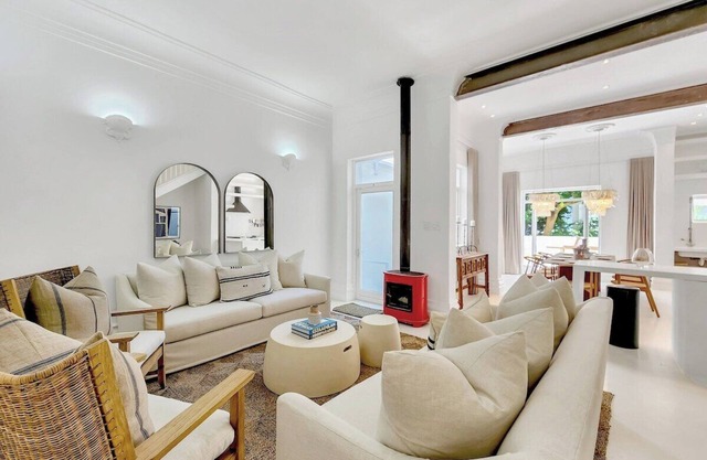 Modern 4-Bed Villa Green Point w patio & Parking