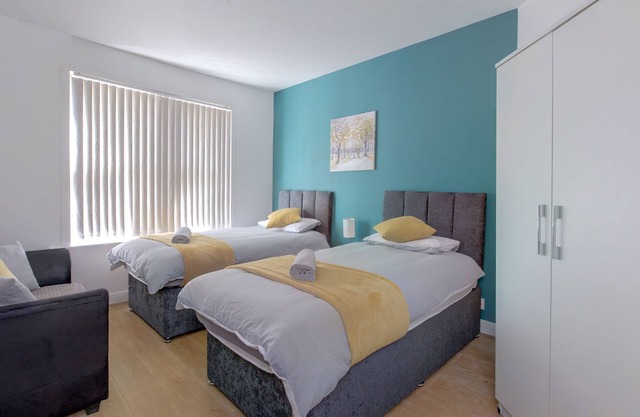 Modern 4 Bedroom Home with Superfast Wifi