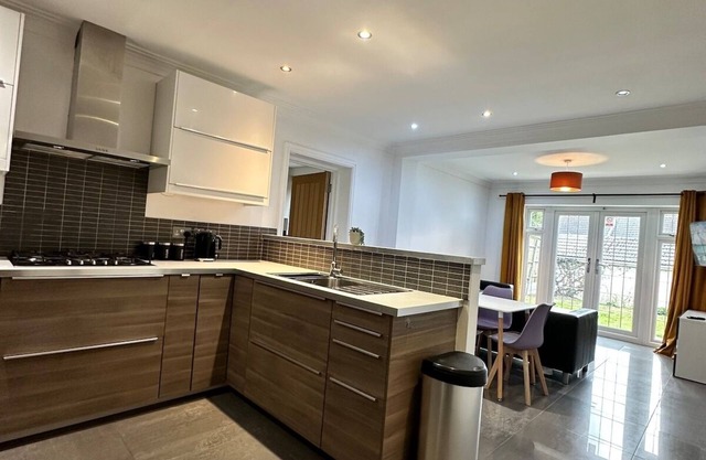 Modern 7 Bedroom 7 Bed Home