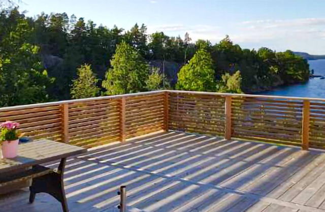 Modern and comfortable cottage overlooking lake Åsunden.