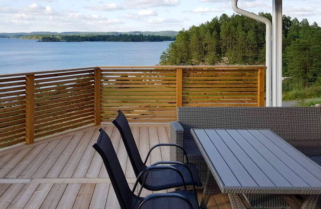 Modern and cozy cottage overlooking lake Åsunden.