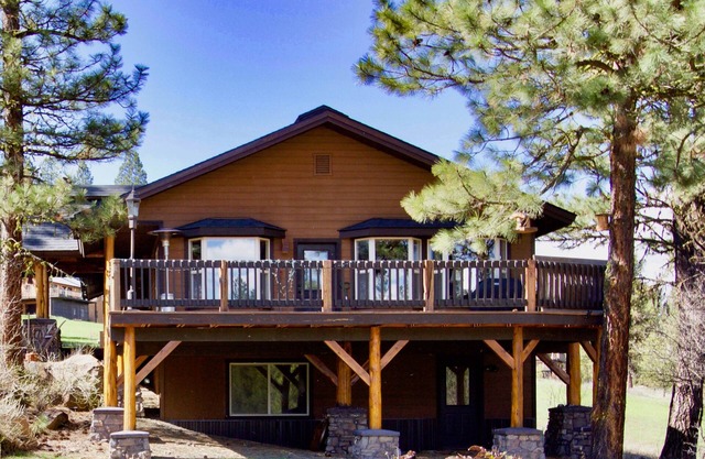 Modern and Roomy Family Cabin with a Full Kitchen - Walk to the Golf Course