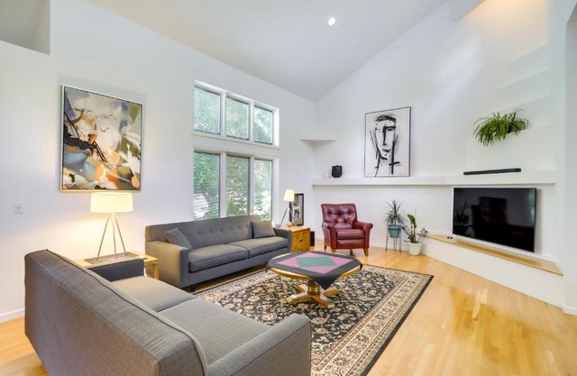 Modern and Spacious Home - 6 Mi to Dtwn South Bend