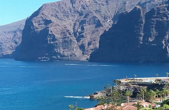 Modern apartment. Sea and Cliff Views - Wi-Fi (unlim)- Parking(for fee)