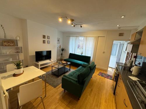 Modern Apartment 5 min to Stations