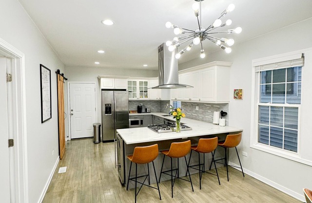 Modern Apartment on Quiet Street in Andersonville