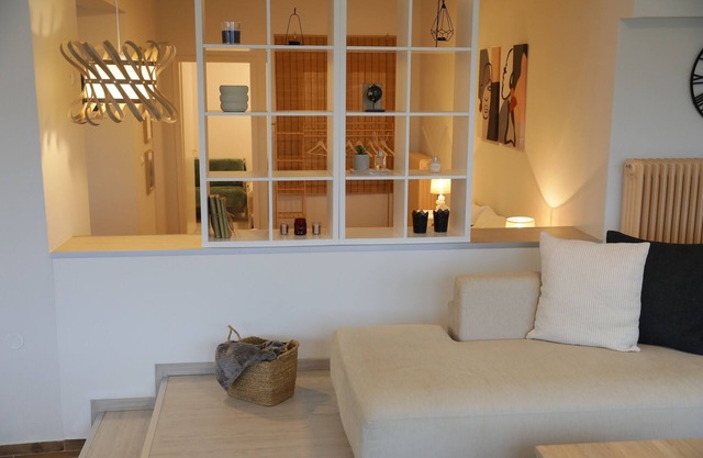 Modern apartment with a lake view for a comfortable stay. Easy parking space