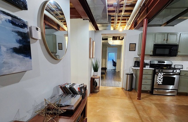 Modern Apt close to Six Flags, Bristol Renaissance Fair & Great Lakes Naval base