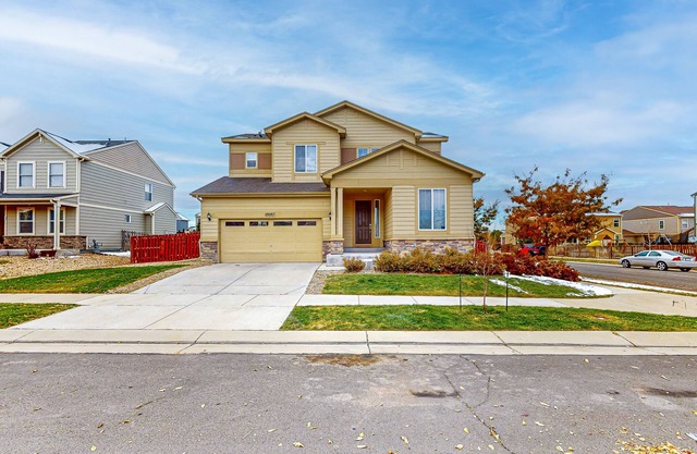 Modern apt near parks/dining/groceries with AC & WiFi - 11 mi. from DIA/DEN
