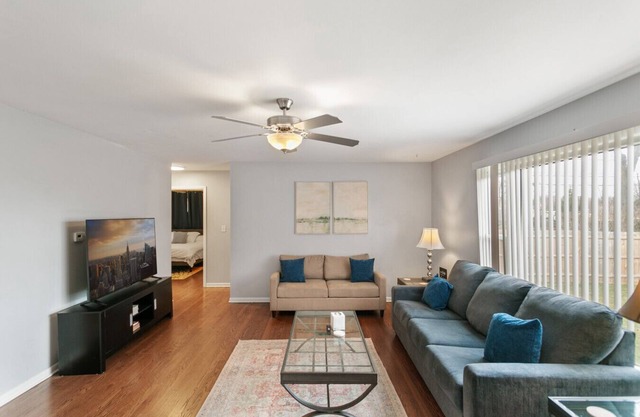 Modern Apt w/2 Kings 1/2 mile to DT Libertyville!