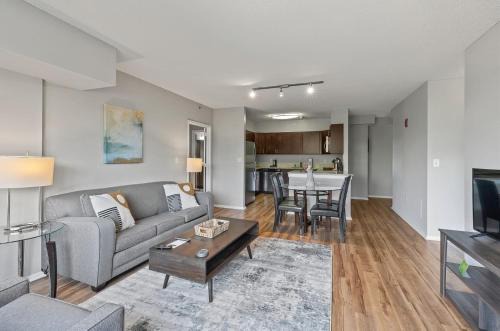 Modern Apt with Kitchen and Gym