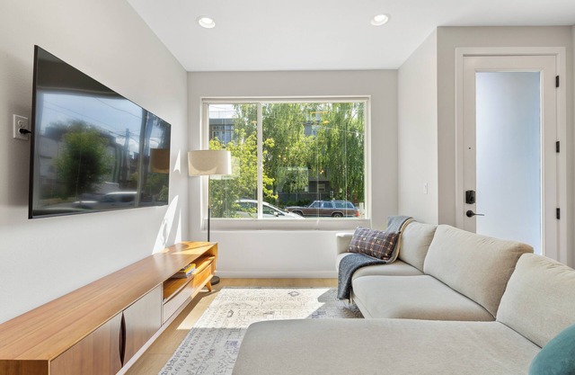 Modern Ballard Retreat – Walk to Cafes & Parks