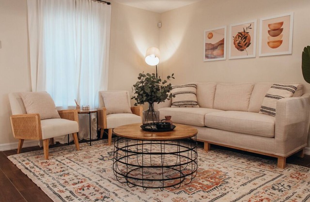 Modern Boho Style Apt- King bed! Near UTRG & DHR