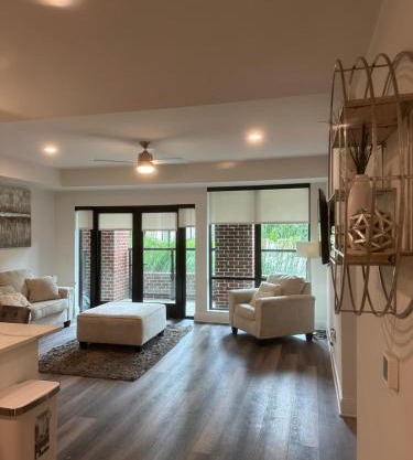 Modern Buckhead Escape Huge 1BR AND Den & Pool Views