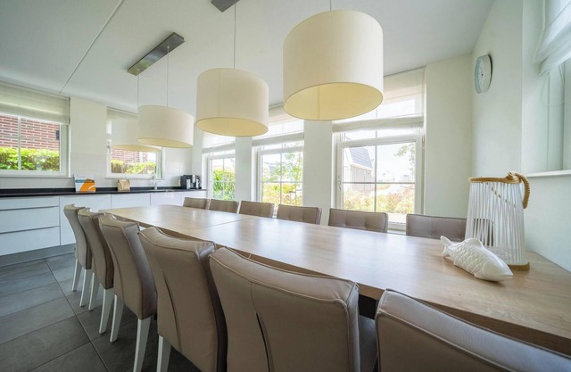 Modern bungalow with 6 bedrooms and terrace