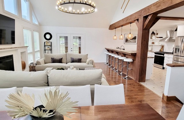 Modern cottage w/sauna, fire pit, outdoor dining, pool table, & sunroom