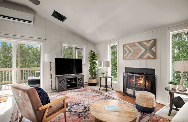 Modern Cabin w Hot Tub, Wifi & Huge Deck!