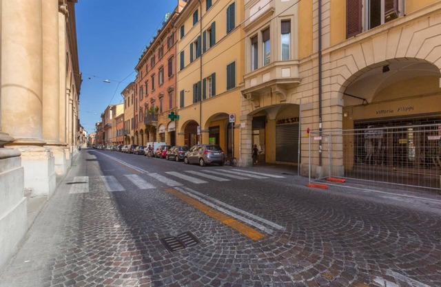 Modern central apartment a short distance from Piazza Santo Stefano located on the first floor with a furnished terrace of about 40 square meters. Able to accommodate 4 people, ideal for those who want to visit Bologna and its surroundings or stay for bu