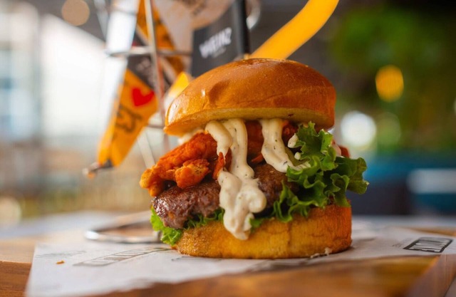 Modern central Apt w views +Concierge+Parking+Gym