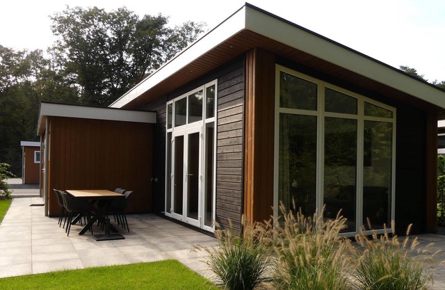 Modern chalet with beautiful garden, located in a holiday park by the forest