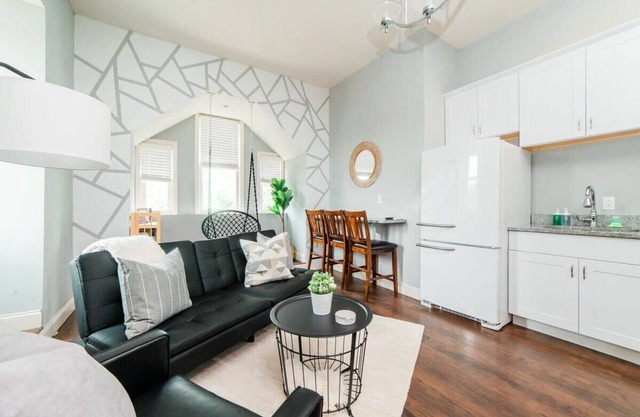 Modern Chic Suite - Amazing Location - GroupStay