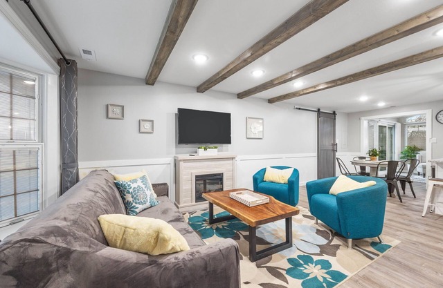 Modern & Clean 3 Bedroom House with Sunroom