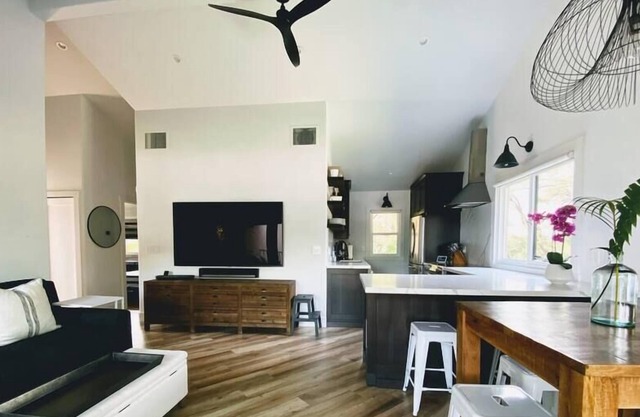 Modern Clean Maui Top Floor Beachfront Condo