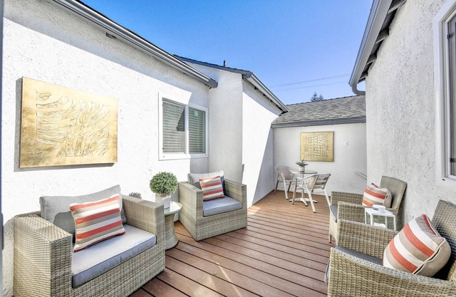 Modern clean relaxing gateway! Close to all LA fun!