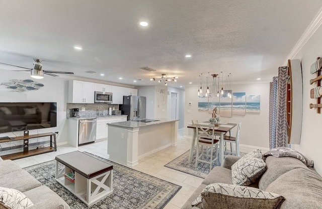 Modern Coastal 2/2 condo w/pool 6 mins to IMG