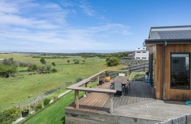 Modern Coastal Escape: Pet Friendly with Fireplace