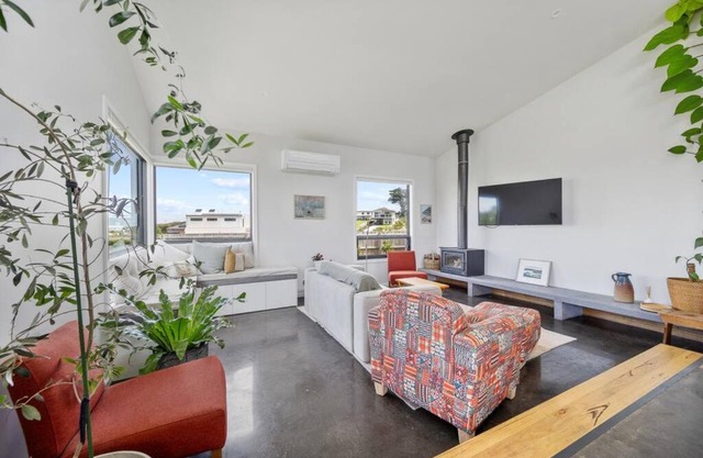 Modern Coastal Escape - Pet Friendly with Fireplace