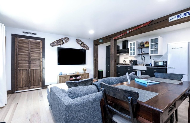 Modern Condo - King Bed- 8 Mins to Downtown Stowe