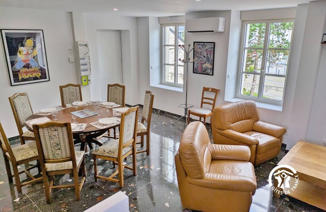 Modern cottage in Louverné, sleeps 6-8, pets allowed, parking