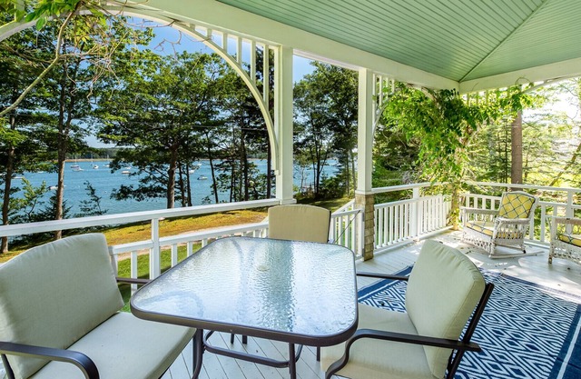 Modern cottage nestled on the eastern shore of Mere Point in Brunswick