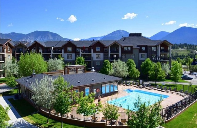 Modern Cozy 2 Bed 2 Bath with Lake and Mountain Views Pool and Hot Tub