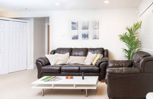 ☆ Modern Cozy 2 BR Suite☆ > Near Skytrain Station/Free Parking/Free Wifi