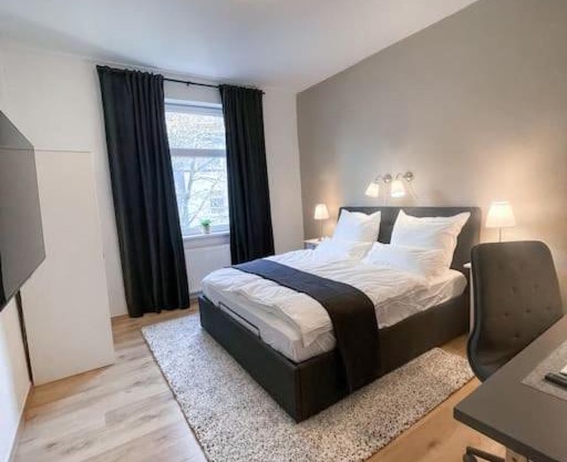 Modern Cozy apt. -with 2 TV, Netflix and work desk