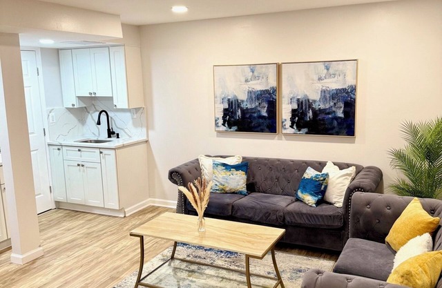 Modern Cozy Basement Apartment with WiFi and A/C.